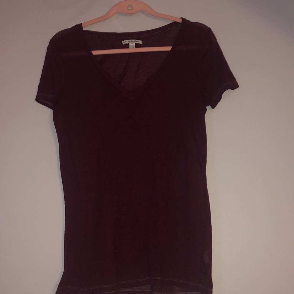 AMERICAN EAGLE Sheer maroon V-neck tee